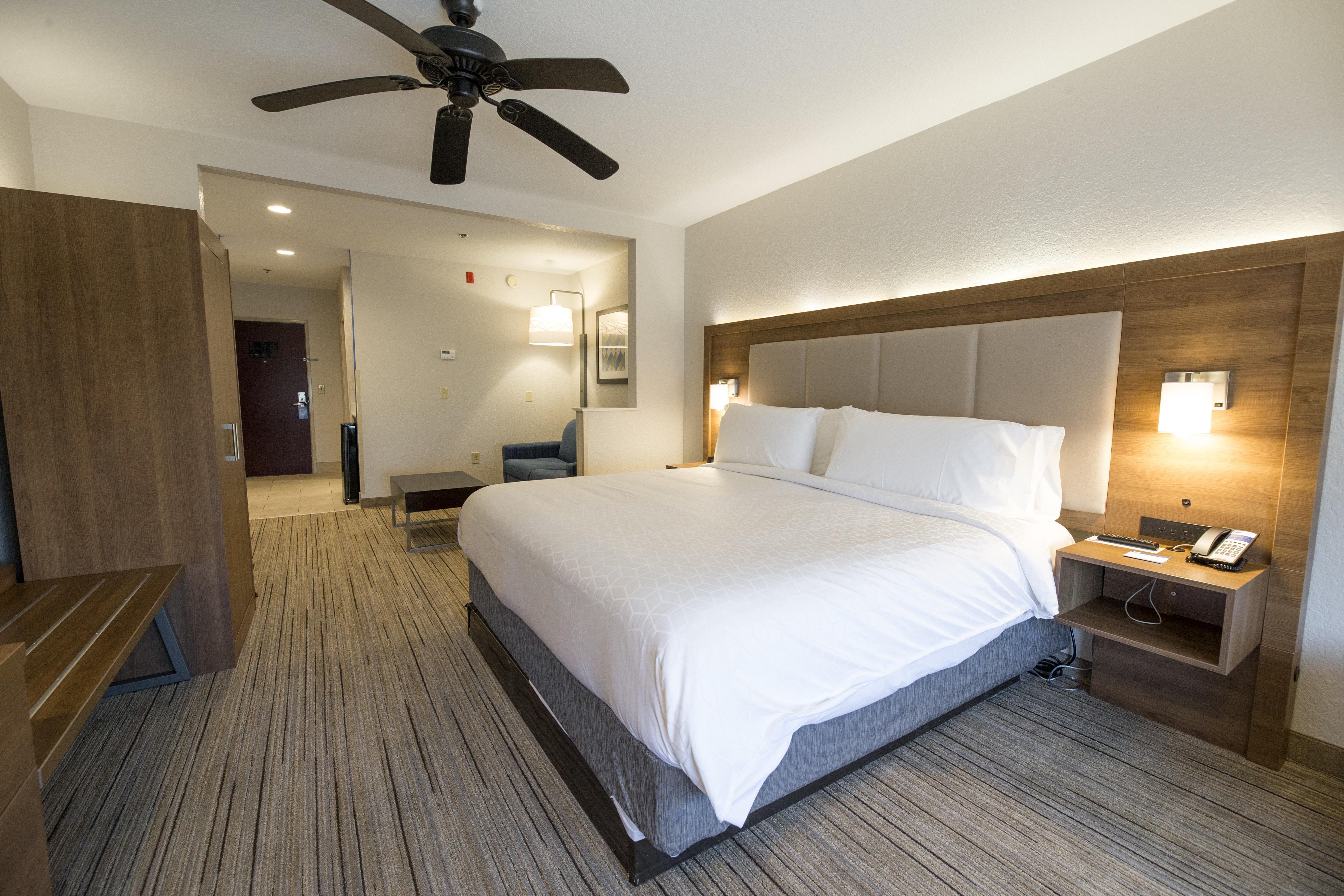 Holiday Inn Express Hotel & Suites Clinton By Ihg Exterior foto