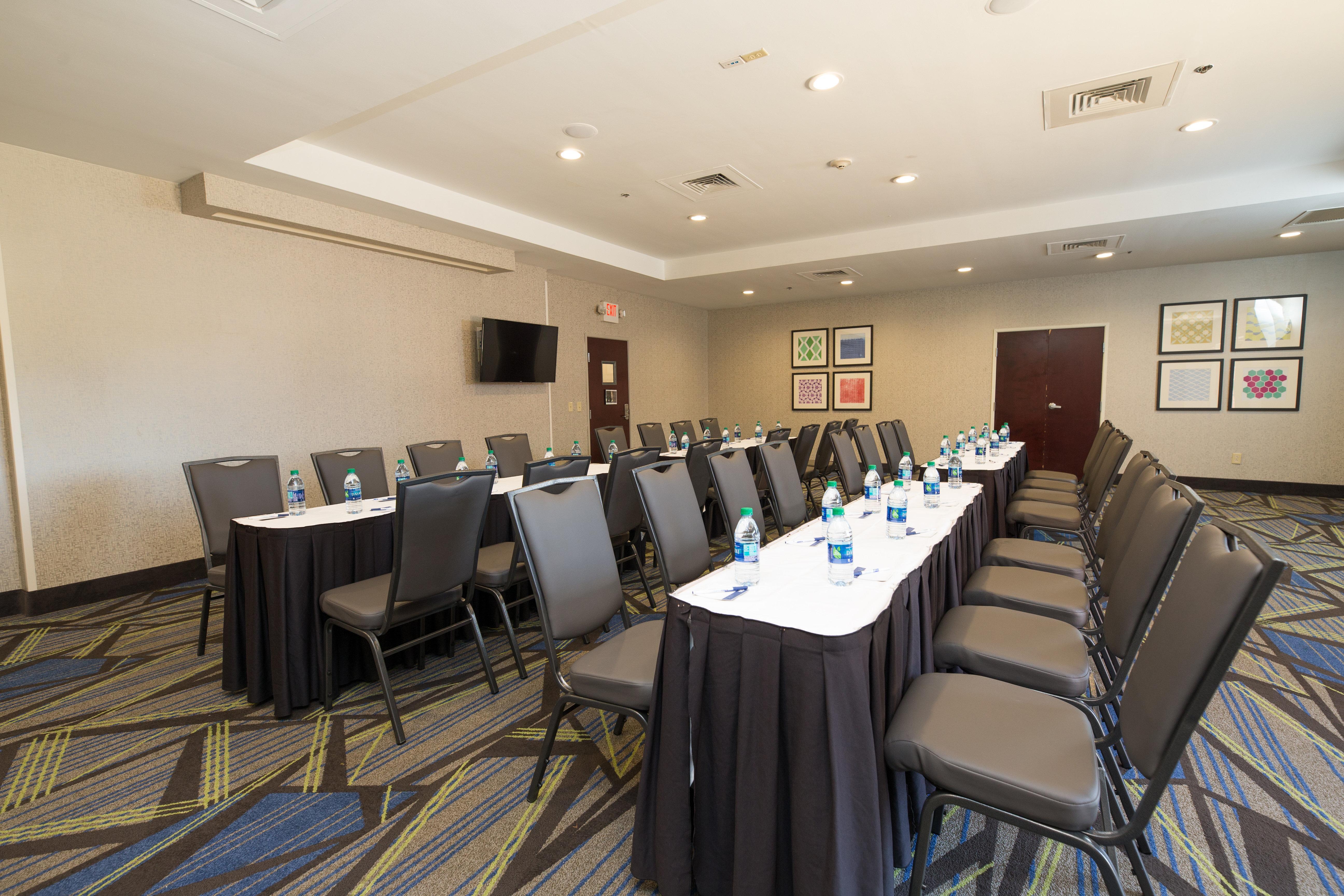 Holiday Inn Express Hotel & Suites Clinton By Ihg Exterior foto