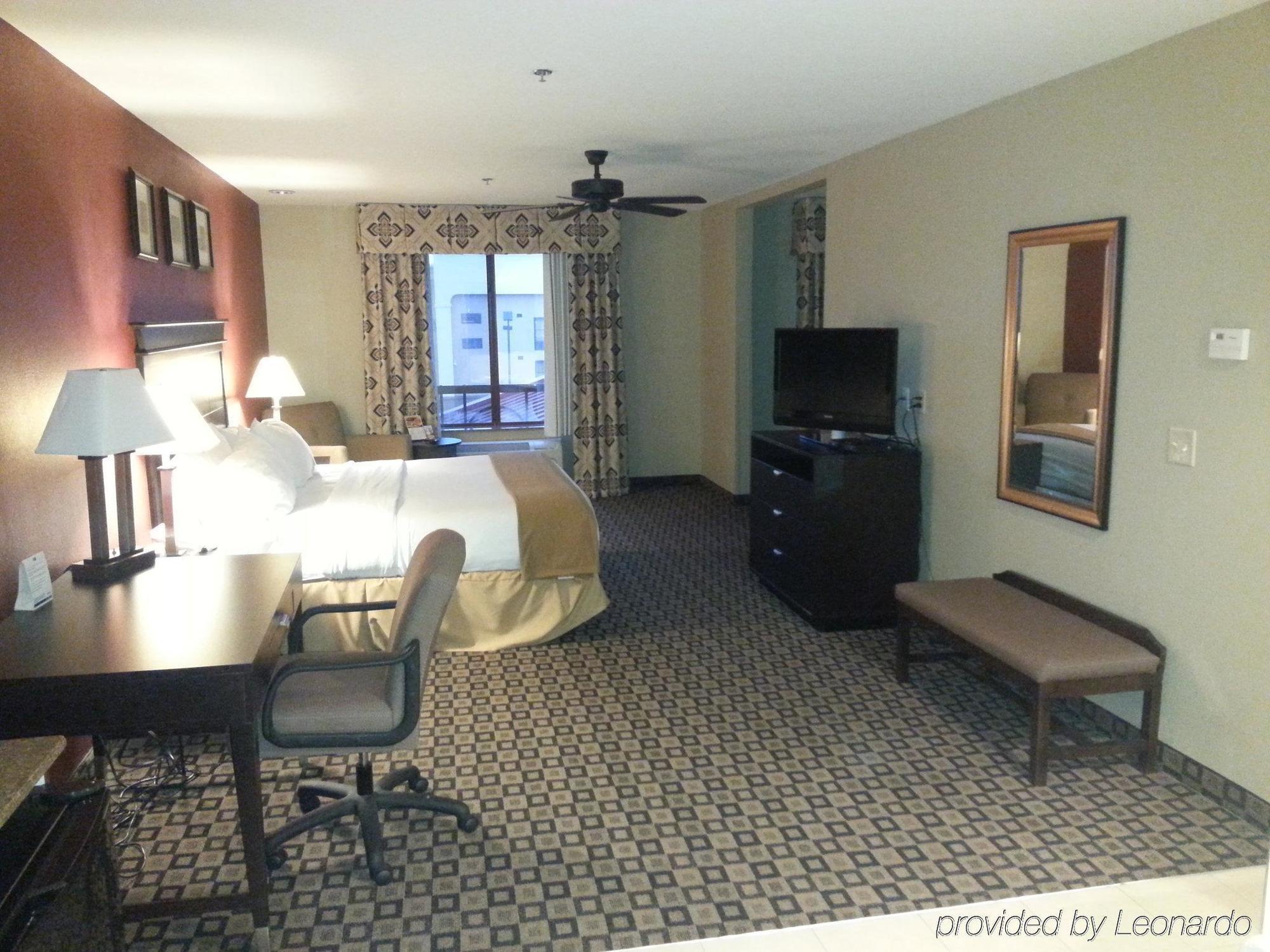 Holiday Inn Express Hotel & Suites Clinton By Ihg Exterior foto