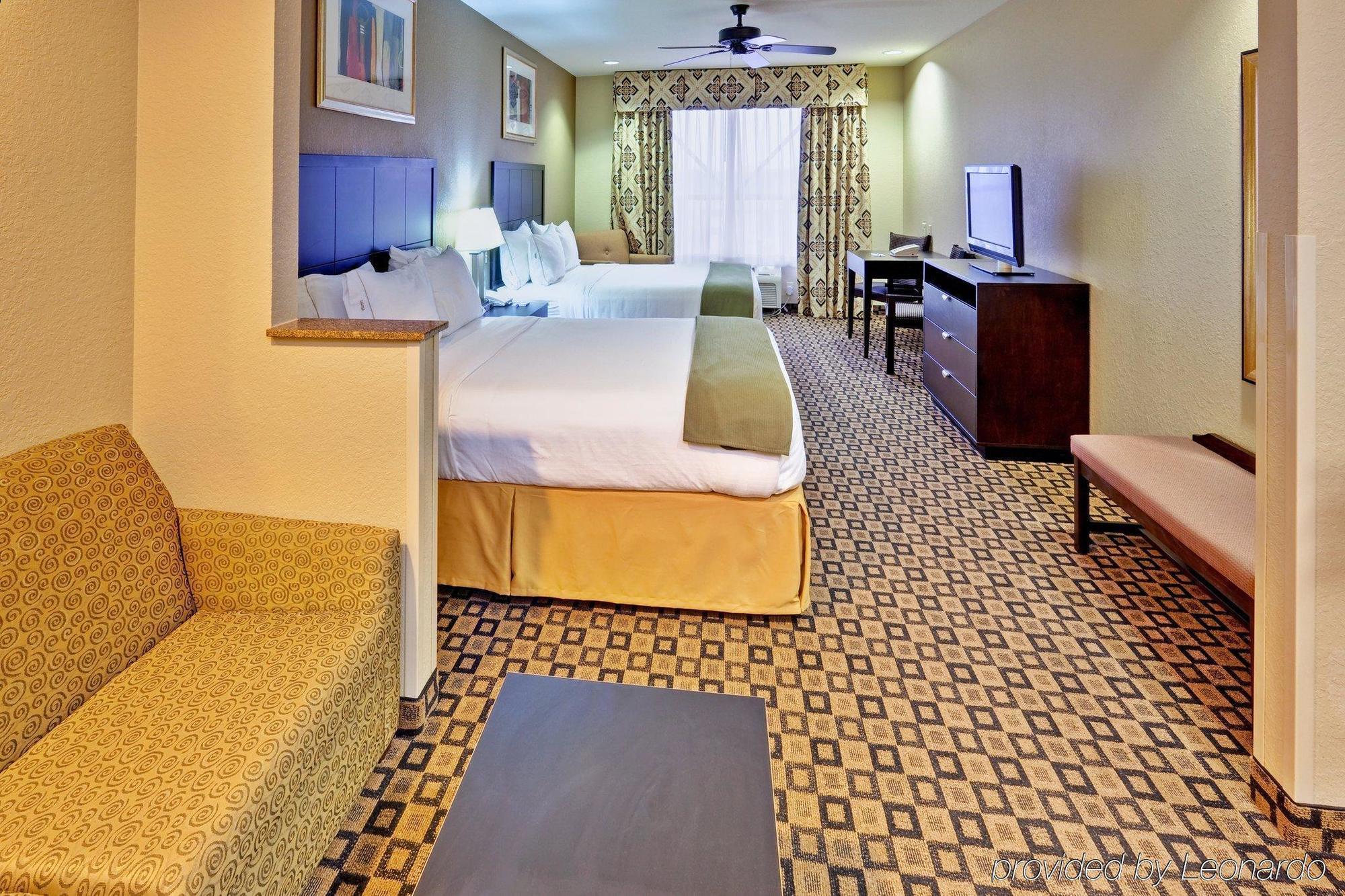 Holiday Inn Express Hotel & Suites Clinton By Ihg Habitación foto