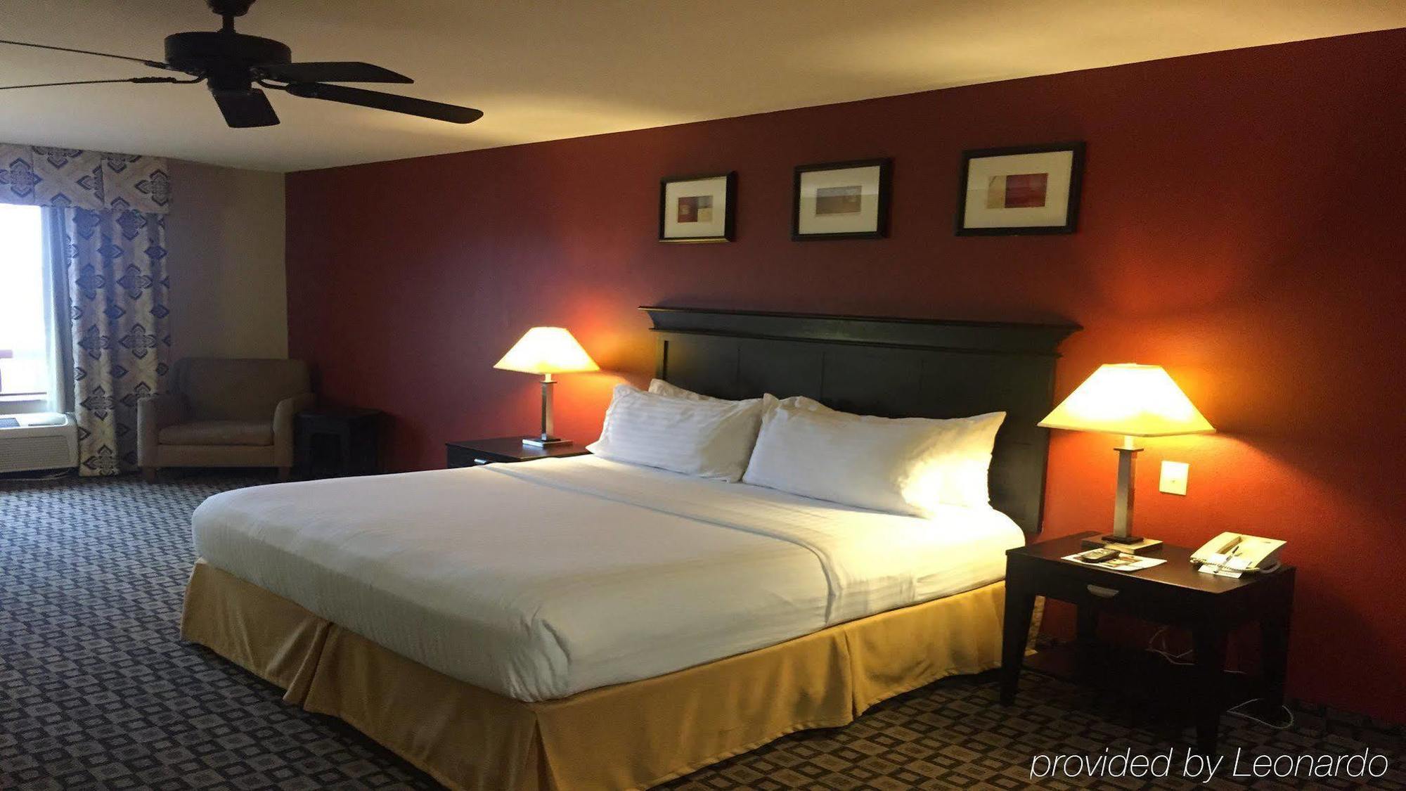 Holiday Inn Express Hotel & Suites Clinton By Ihg Exterior foto