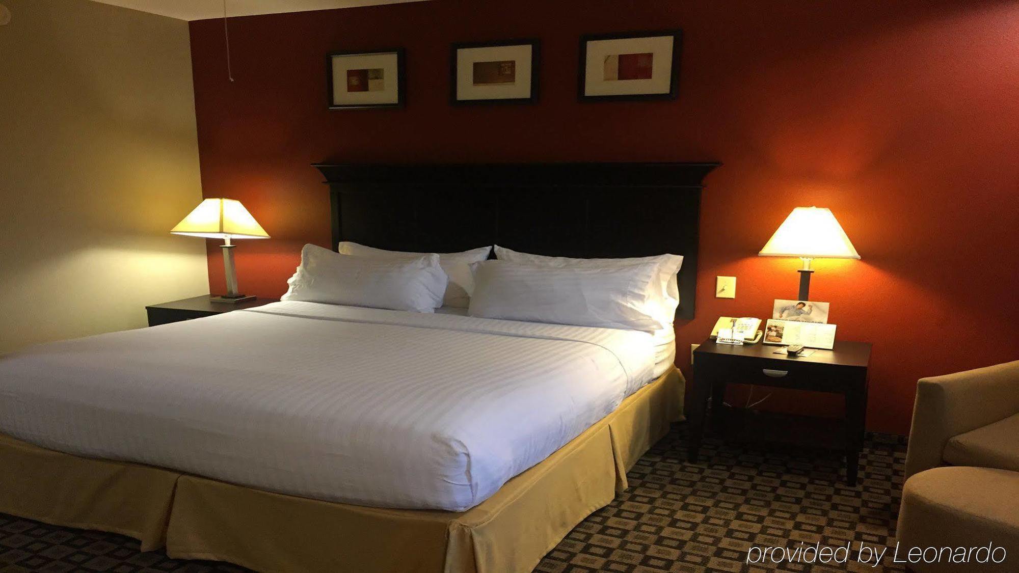 Holiday Inn Express Hotel & Suites Clinton By Ihg Exterior foto