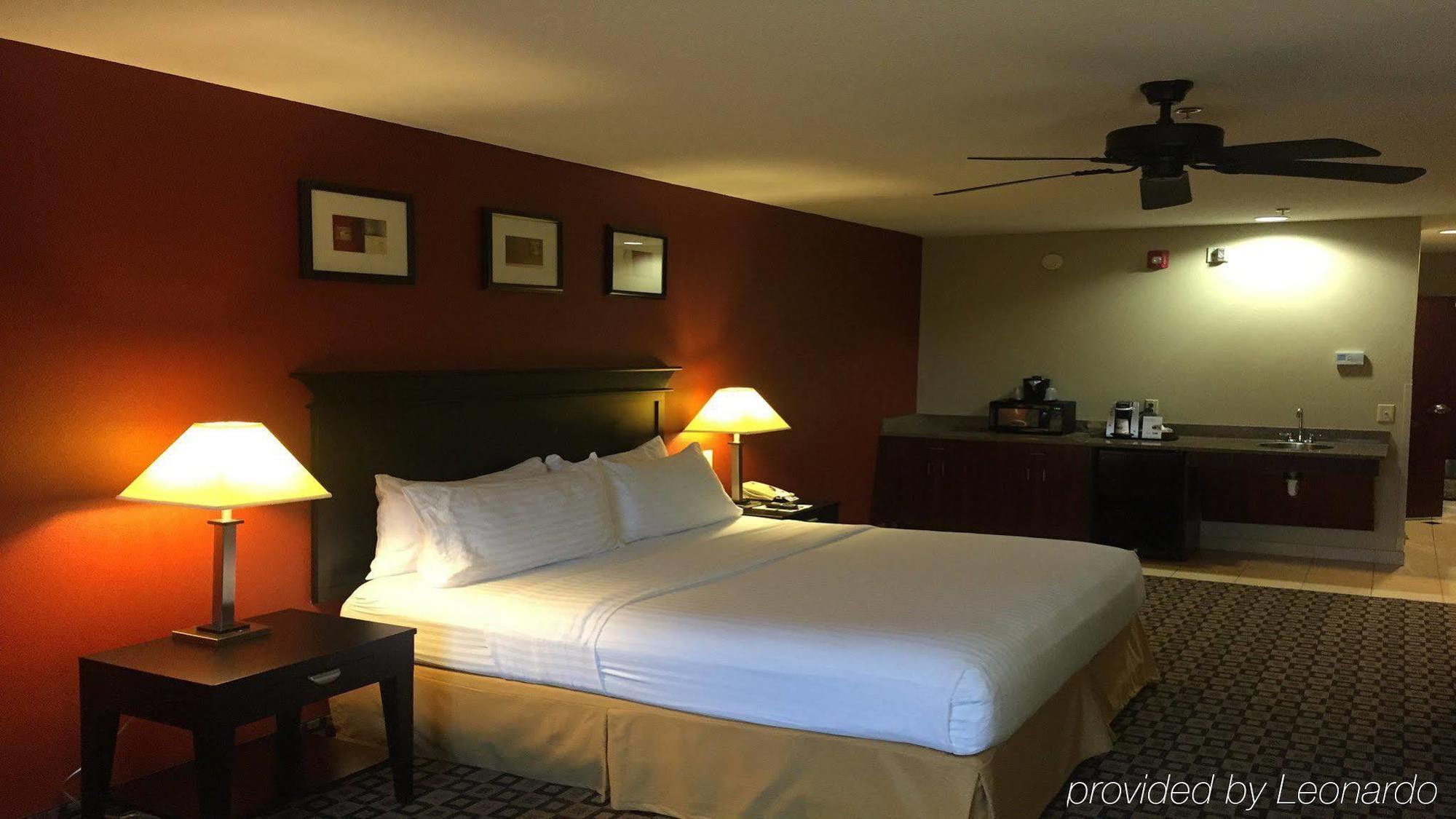 Holiday Inn Express Hotel & Suites Clinton By Ihg Exterior foto
