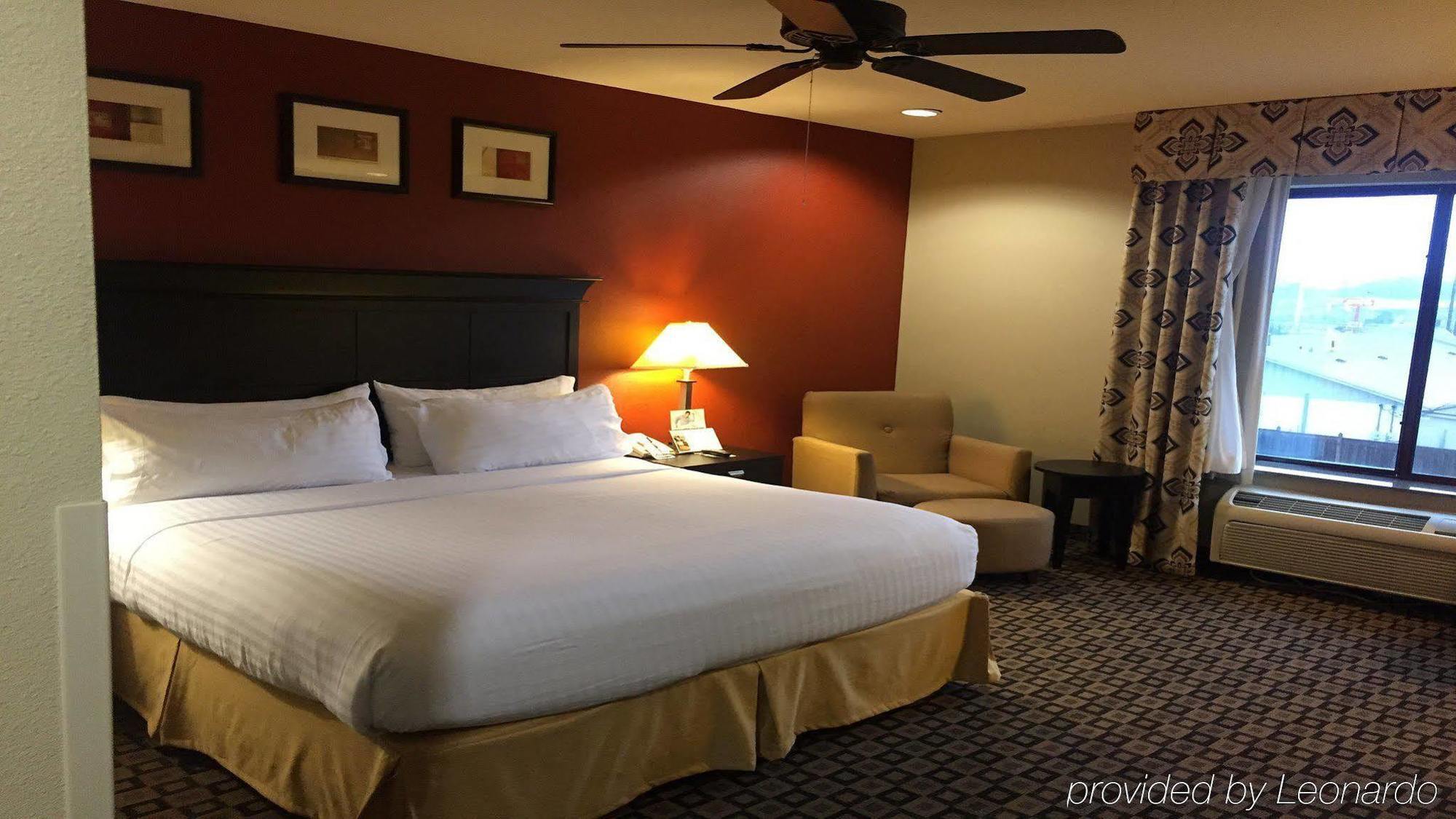 Holiday Inn Express Hotel & Suites Clinton By Ihg Exterior foto