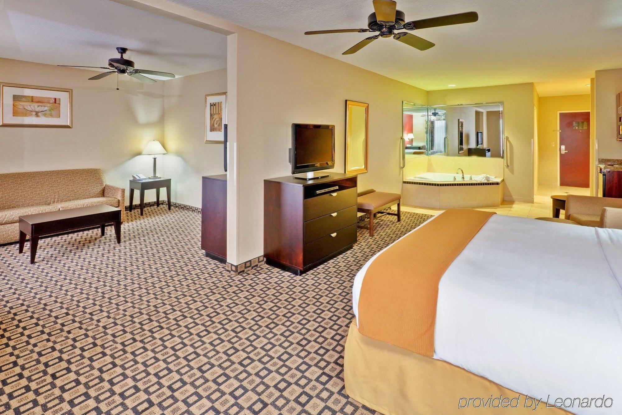Holiday Inn Express Hotel & Suites Clinton By Ihg Habitación foto