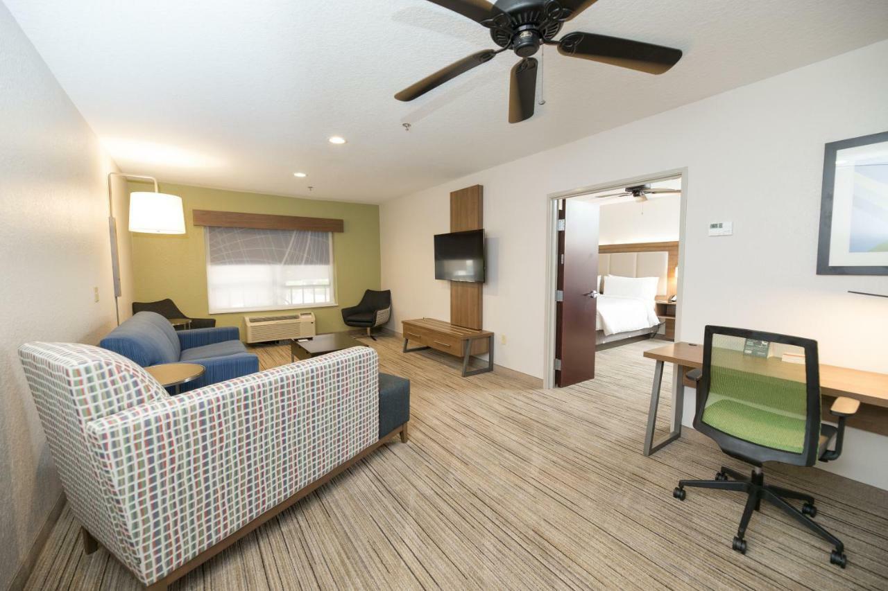 Holiday Inn Express Hotel & Suites Clinton By Ihg Exterior foto